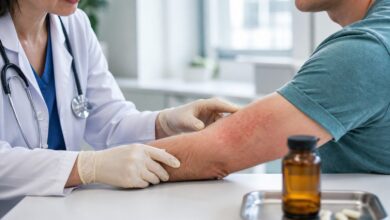 Ärztliche Untersuchung einer möglichen Penicillinallergie [Bildinhalt mit KI erstellt]